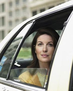 Taxi Galindo mujer mirando por ventana de vehículo
